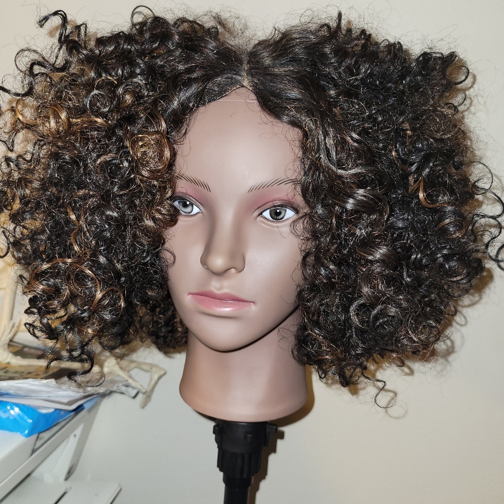 Short curly wig